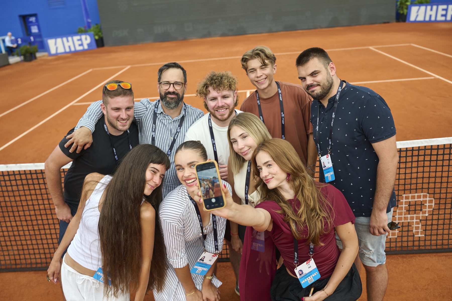Sportis tim na teniskom terenu ATP turnira u Umagu